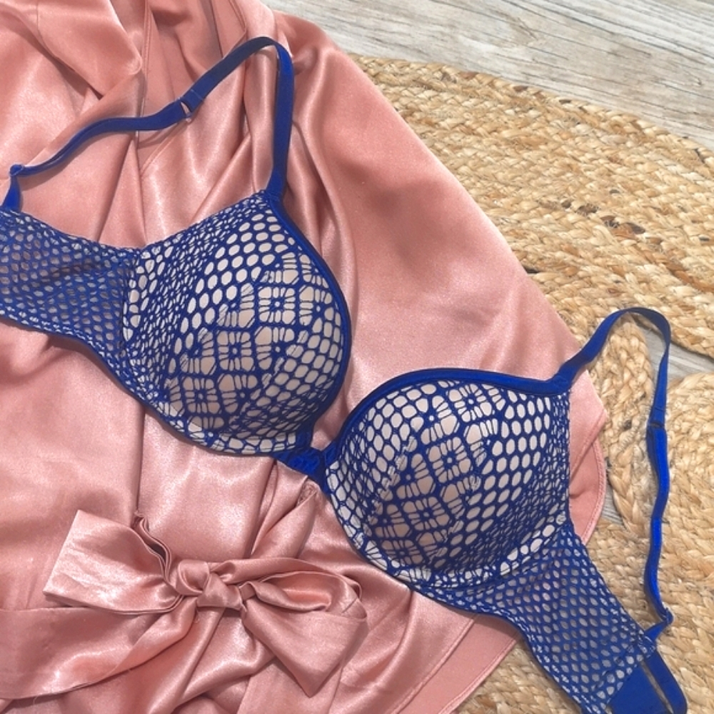 Victoria Secret Push Up Bra - 32 C